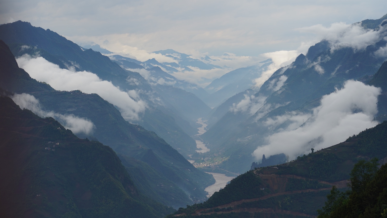 怒江大峡谷：云海缠绕青山，江水在山谷间蜿蜒